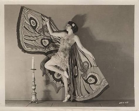 bebe daniels 1920's. wings Bebe Daniels, Burlesque Vintage, Joseph Cornell, Isadora Duncan, Vintage Burlesque, Papillon Butterfly, Louise Brooks, Myrna Loy, Kiki De Montparnasse