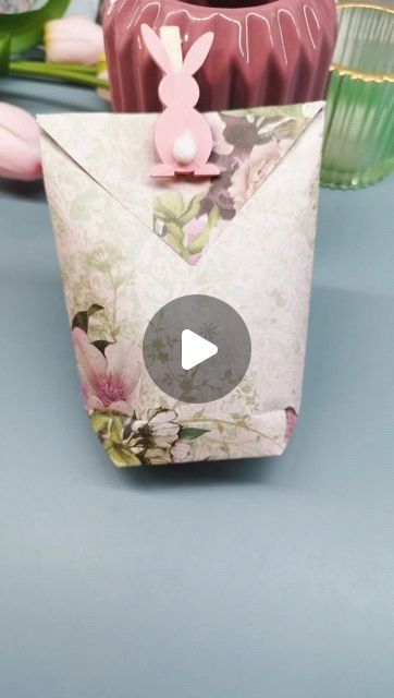 214 likes, 8 comments - amorkake on March 22, 2024: "Ostern Papiertüte, Easter paper gift#paper #dekoideen #osternhase�🐰#osternbasteln #eastereggs #decoracion". Diy Paper Candy Bag, How To Make Paper Bags For Gifts, Diy Small Gift Bags, Small Paper Bags Diy, Gift Bag Wrapping Ideas, How To Make Gift Bags, Paper Bag Gift Ideas, Diy Boxes For Gifts, How To Make Paper Bags