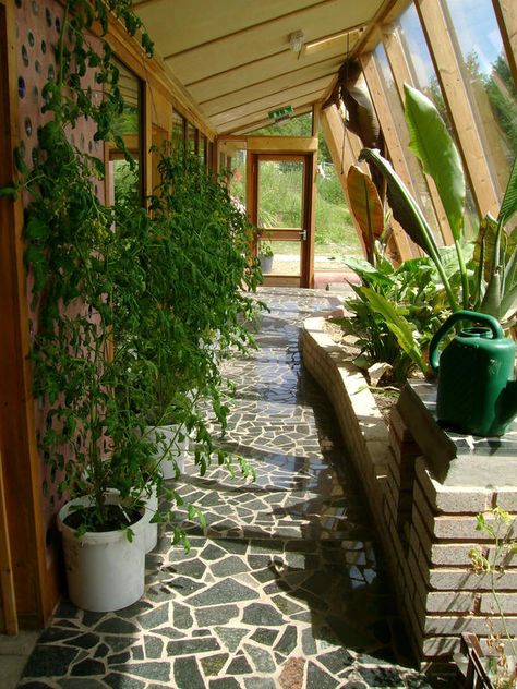 mike reynolds, earth houses | solar gain l 225x300 Earthship Workshop with Michael Reynolds Earth Ship, Greenhouse Diy, Garden Watering System, Earthship Home, Greenhouse Ideas, Greenhouse Plans, Cob House, Earth Homes, Natural Building