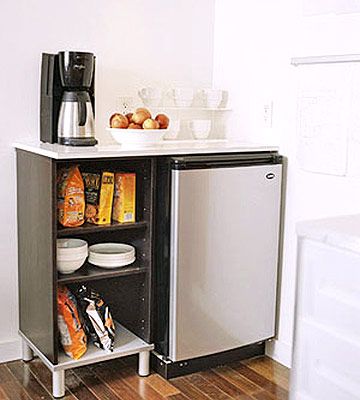 Beverage Bar - for Neal's coffee maker Adding a freestanding beverage center allows you to include a small fridge, coffeemaker, and extra storage in the kitchen. Mini Fridge Cabinet, Dapur Mini, Apartemen Studio, College Kitchen, Beverage Bar, Home Coffee Stations, Room Aesthetics, Beverage Center, Appliances Storage