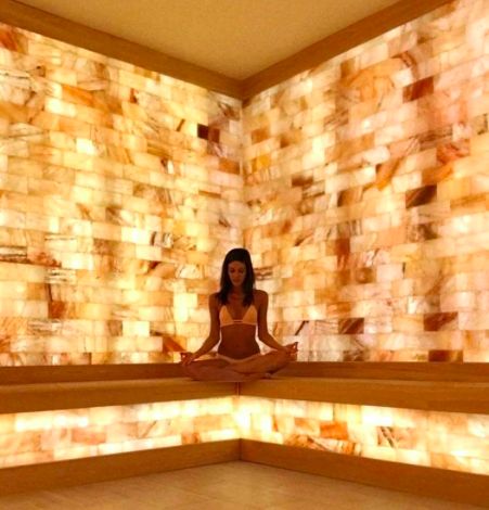 Salt Room Therapy, Himalayan Salt Room, Spa Hammam, Salt Wall, Home Spa Room, Wellness Room, Dreams Spa, Salt Block, Spa Interior Design