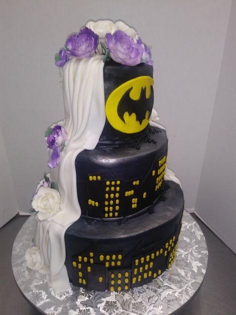 Peekaboo Batman wedding cake Peekaboo Wedding Cake, Batman Grooms Cake Wedding, Nerd Wedding Cake Toppers, Batman Wedding Cake, Batman Wedding Invitations, Batman Wedding Cakes, Wedding Cakes Half Batman, Batman Wedding, Wedding Cake