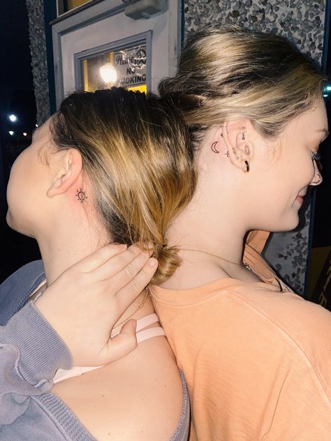 Cute Small Matching Tattoos Cousins, Bestie Tattoos Behind Ear, Tattoo Besties Best Friends, Mini Tats For Besties, Matching Best Friend Tattoos Behind Ear, Matching Ear Piercings Friends, Matching Tattoos For Best Friends Behind Ear, Behind The Ear Matching Tattoos, Matching Ear Tattoos