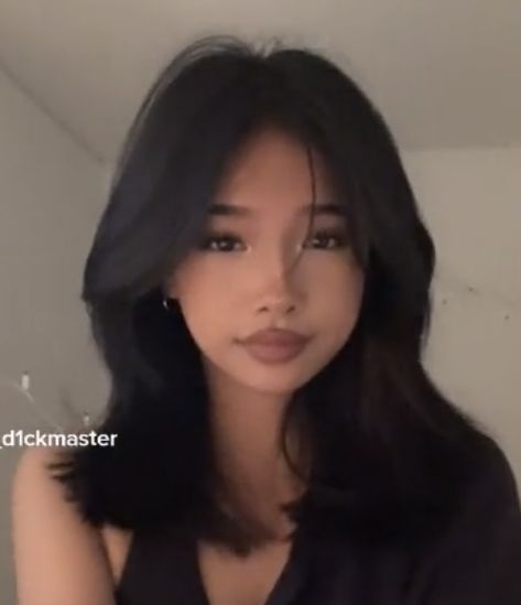 Hair Inspo Asian Medium, Medium Hair Inspo Aesthetic, Mid Length Hairstyles Layers, Medium Length Hair With Curtain Bangs Asian, Haircuts For Silky Hair, Short Layered Haircuts Y2k, Good Haircuts For Oval Faces, Best Haircut For Glasses, Short Hairstyle Inspo Aesthetic