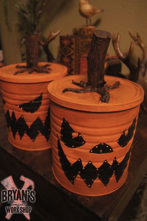 Make Spooky Jack O' Lanterns from Coffee Cans! Plastic Coffee Cans, Diy For The Home, Coffee Can Crafts, Dulceros Halloween, Can Lanterns, Tin Can Lanterns, Dulces Halloween, Tin Can Crafts, Adornos Halloween