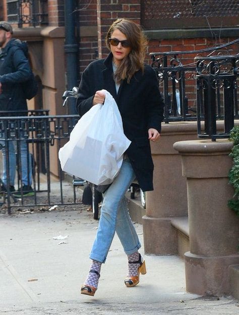 Swedish Clogs Outfit, Clogs With Socks Outfit, Keri Russell Style, Clogs Outfit Fall, Doudoune The North Face, Clogs Outfit, Keri Russell, Cooler Style, Swedish Clogs