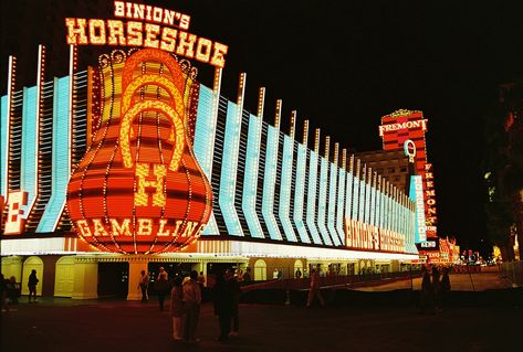 https://flic.kr/p/a9tYvt | Las Vegas - Binion's Horseshoe | Glitter gultch Horseshoe before the Experience Binions Las Vegas, Horseshoe Las Vegas, Old Vegas, Las Vegas Usa, Neon Museum, Vegas Casino, Casino Resort, Vegas Baby, Las Vegas Hotels