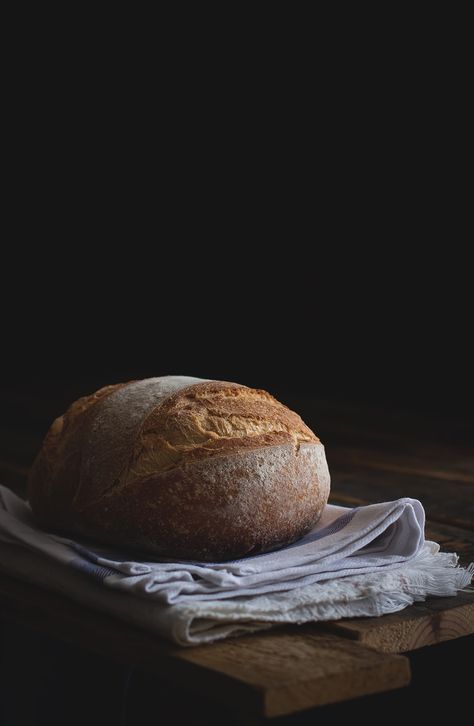 Bread Photography, Dark Food Photography, Pane Casereccio, Beautiful Food Photography, Food Photography Inspiration, Bread Machine Recipes, Bakery Bread, Food Photography Styling, Fresh Bread