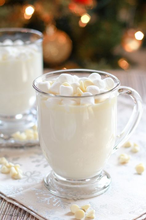 Homemade White Chocolate - Sweet and creamy and super easy! Hot Cocoa Recipe, Cocoa Recipes, White Hot Chocolate, Homemade Hot Chocolate, Oreo Dessert, Chocolate Caliente, Hot Chocolate Bars, Läcker Mat, Winter Drinks