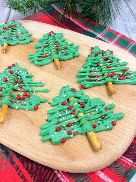 Christmas Tree Pretzels, Tree Pretzels, Chocolate Pretzels Christmas, Chocolate Christmas Tree, Christmas Tree Chocolates, Christmas Pretzels, Christmas Tree Food, Easy Christmas Treats, Holiday Sprinkles