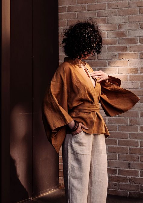 This linen kimono is very comfortable.  The kimono is perfect for any occasion. MODEL DETAILS * 3/4 Sleeves  * Medium weight linen about (165 g/m²) * Color - toffee/ warm brown. Length about 64 cm / 25,20 inches. The width of the kimono measured flat is 61 cm  / 24,02 inches. One size. Fit with size S/M/L The kimono is made from Oeko-Tex-100 certified linen, which is produced in Europe (European flax) and is pure softened linen. OEKO-TEX® Standard 100 Certified linen fabric guarantees that it me Boho Linen Outfit, Kimono Top Outfit, Kimono Linen, Boho Winter Outfits, Linen Kimono, Kimono Blouse, Mode Kimono, Linen Fashion, Kimono Wrap