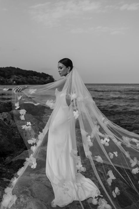 Dramatic Veil, Wedding Fits, Floral Veil, Bridal Editorial, Stylish Wedding Dresses, Long Veil, Wedding Dress With Veil, Bridal Photoshoot, Bridal Veils