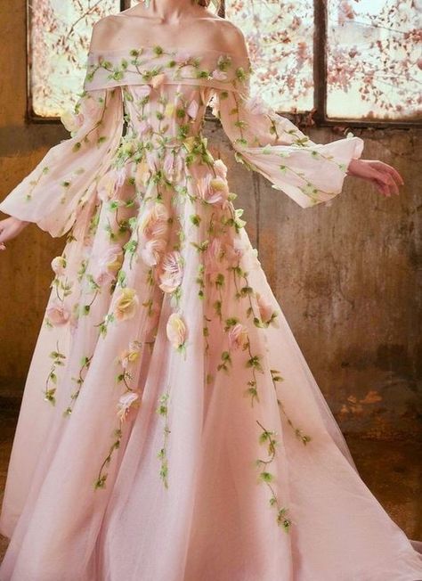 ً on X: "Tony Ward FW22 https://t.co/R6pqCISSXw" / X Flower Gown, Embroidered Tulle Dress, Fairy Dresses, Tony Ward, Fairytale Dress, Fantasy Dress, Dream Wedding Dresses, Beautiful Gowns, Fancy Dresses