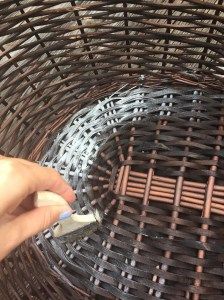 DIY Chalk Painting basket in Americana DecoArt start on the inside Basket Painting, Painting Baskets, Basket Makeover, Painted Baskets, Diy Chalk, Painted Wicker, Furniture Fix, Chalk Paint Colors, Chalk Paint Projects