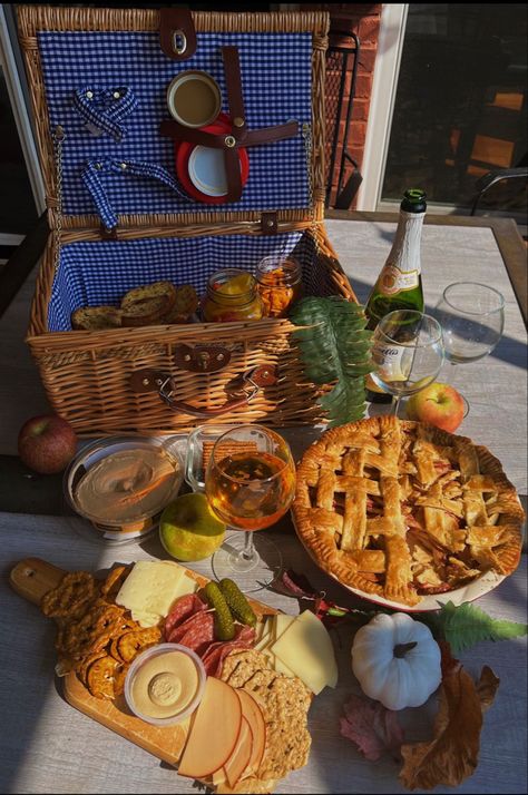 Halloween Themed Picnic, October Picnic Ideas, Halloween Picnic Aesthetic, Fall Picnic Ideas Food, Fall Picnic Food Ideas For Two, Fall Themed Picnic, Autumn Picnic Ideas, Autumn Picnic Outfit, Halloween Picnic Ideas