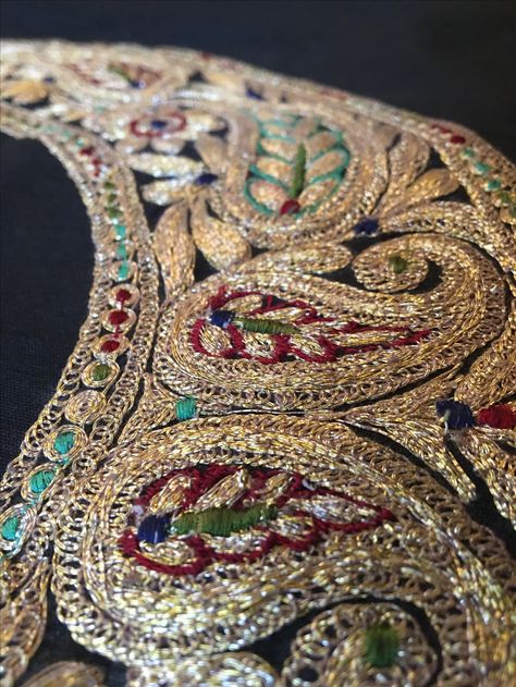 Silver and gold embroidery: Locally called “tilla”, this type of embroidery work is found on ladies cloaks “Pherans”, shawls and salwar kameez. It is done in needlepoint using gold and silver thread. Tilla Embroidery Designs, Tilla Work Embroidery Suits, Tilla Work Embroidery, Silver Embroidery Work, Marori Work, Linen Kurti, Embroidery Gown, Velvet Suit Design, Tilla Embroidery