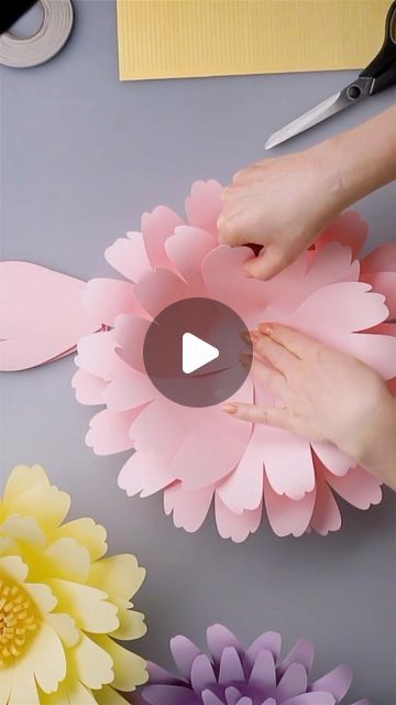 School Decorations Diy, Cardboard Crafts Decoration, School Wall Decoration, Free Paper Flower Templates, Diy Paper Flowers, Presente Diy, Paper Wall Hanging, Newspaper Crafts, Paper Flower Template