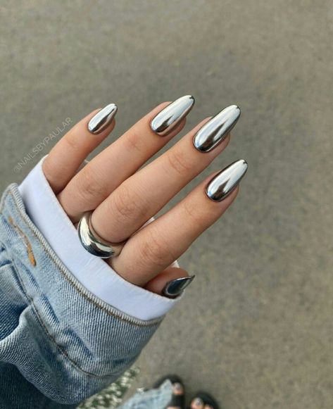 Chrome Nail Colors, Blue Chrome Nails, Silver Nail Polish, Chrome Nail Art, Chrome Nails Designs, Nagellack Trends, Mirror Nails, Silver Nail, Chrome Nail