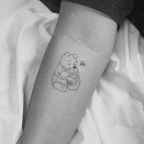 Fine Line Pooh Bear Tattoo, Wine The Pooh Tattoo, Winnie The Pooh Butterfly Tattoo, Cute Cartoon Tattoo Ideas, Winnie The Pooh With Balloon Tattoo, Winny The Pooh Tattoos, Cute Winnie The Pooh Tattoos, Winnie The Pooh Outline Tattoo, Whinney Pooh Tattoo