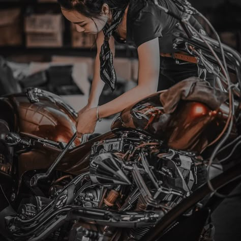 Mechanic Woman Aesthetic, Sci Fi Mechanic Aesthetic, Space Mechanic Aesthetic, Woman Mechanic Aesthetic, Mechanic Girl Aesthetic, Girl Mechanics Aesthetic, Jungkook Motorsport, Female Mechanic Aesthetic, Mechanic Aesthetic Female