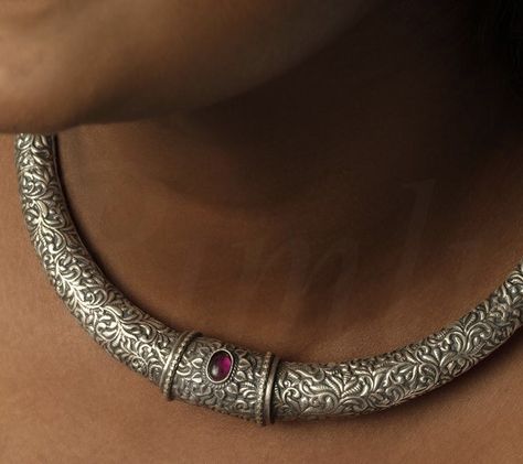 Hasli Necklace Antiques, Silver Hasli Necklace, Hasli Necklace Gold, Hasli Necklace, Trendy Silver Jewelry, Wedding Ornaments, Lehenga Red, Tiaras Jewellery, Saree Jewellery