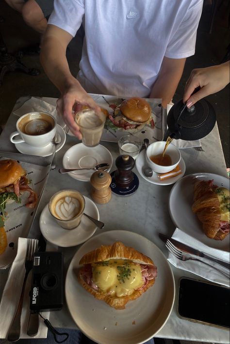 Cooking With Husband, Sunday Date Ideas, Breakfast Date Aesthetic, Brunch Date Aesthetic, Sunday Brunch Aesthetic, Couples Breakfast, Expensive Date, Couple Breakfast, Cooking Date