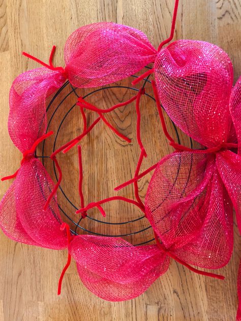 Mesh Wreaths Diy, Deco Mesh Wreath Tutorial, Wreaths Deco Mesh, Julkransar Diy, Diy Deco Mesh Wreath, Mesh Garland, Deco Mesh Garland, Summer Deco Mesh Wreaths, Mesh Ribbon Wreaths