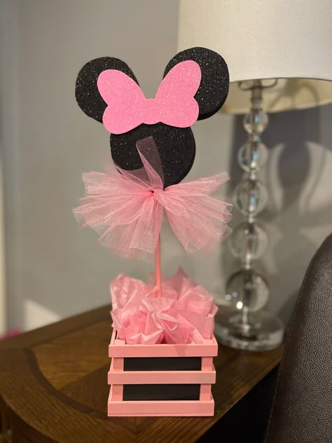 Minnie Centerpieces Ideas, Minnie Mouse Centerpieces Ideas, Minnie Mouse Birthday Party Ideas Diy, Minnie Mouse Center Pieces, Minnie Mouse Centerpieces, Amazing Baby Shower Cakes, 21st Birthday Diy, Minnie Mouse Birthday Theme, Minnie Mouse Birthday Party Decorations