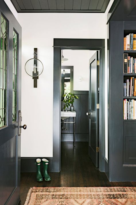 ...I know. It would take you way out of your "comfort zone", but your house would look AWESOME with black doors and trim like this Ms L :) Pintu Interior, Dark Trim, Black Interior Doors, Hal Decor, Painting Trim, Black Doors, Door Trims, Wood Trim, Boho Interior