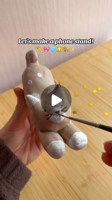 Cat Phone Holder Clay, Clay Phone Stand Diy, Clay Cats Easy, Cat Made Out Of Clay, Cute Things To Sculpt With Clay, Molding Clay Crafts, Diy Clay Ideas Easy, Ceramics Easy Ideas, Air Dry Clay Phone Stand