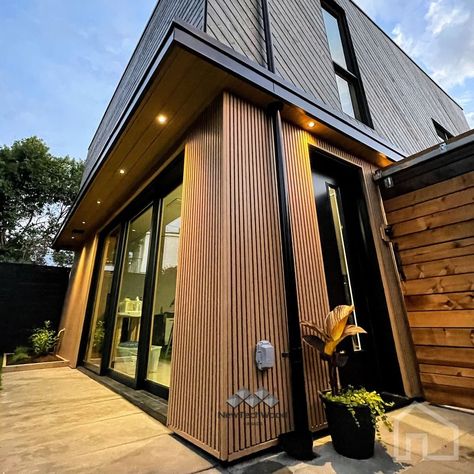 NewTechWood Norwegian and Shadowline Siding make this house look ultra-classy 📸 @lanescape.ca ⚒️ @integrity.design.build 🖌️ UH61 + UH31 (soffit) Red Cedar⁠ Wooden Cladding Exterior, Wood Siding House, Wall Siding, Composite Siding, Exterior House Siding, Skylight Design, Exterior Wall Cladding, Tiny House Exterior, Siding Options