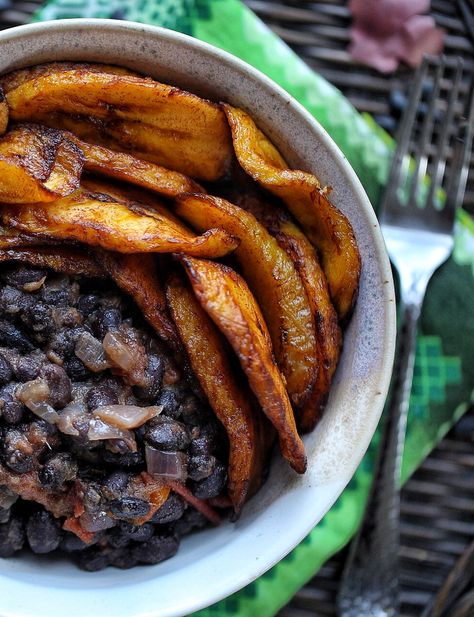 Black Bean Bowl, Sweet Fried Plantains, Bean Bowl, Sweet Plantains, Cooking With Fresh Herbs, Plantain Recipes, Black Bean Recipes, How To Cook Beans, Cooking Black Beans