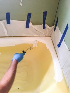 How To Paint A Bathtub - Looking for an inexpensive way to change the bathtub in your home? Paint it! It is easy and inexpensive and looks amazing! Do It Yourself Decoration, Painting Bathtub, 1000 Lifehacks, Bathtub Surround, Diy Bathtub, Bathtub Tile, Home Paint, Bathtub Remodel, Diy Bathroom Remodel