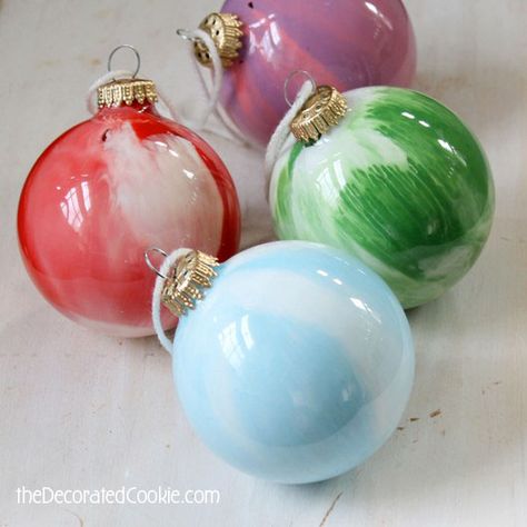 Easy DIY ornaments for kids: 9 terrific ideas for turning those plain ornaments into something special Glass Ornaments Diy, Ornaments Diy Kids, Homemade Holiday Gifts, Easy Christmas Ornaments, Kids Christmas Ornaments, Kids Holiday Gifts, Painted Christmas Ornaments, Preschool Christmas, Painted Ornaments