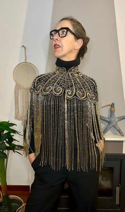 Victorian, burlesque, party cape, 100% handmade with golden seed fringes and spectacular matching seed beads embroidery. Made in India with exquisite delicacy and taste in the combination of colors. Also called beaded collars or ponchos, they are a perfect complement to your party looks. Ideal for all types of events, special dinners or ceremonies such as evening weddings. Hook closure very easy to put on and use. Due to the artisanal nature of its production, the exact drawing or tone may vary slightly or present small imperfections in the embroidery compared to the published photo, hence its originality and exclusivity. 😍New/New 😍Free shipping/Free shipping 😍Feel free to contact me if you have any questions Thank you! Thank you! Evening Weddings, Victorian Burlesque, Burlesque Party, Beaded Cape, Beads Embroidery, Embroidery Vintage, Wedding Shawl, Beaded Collar, Evening Wedding