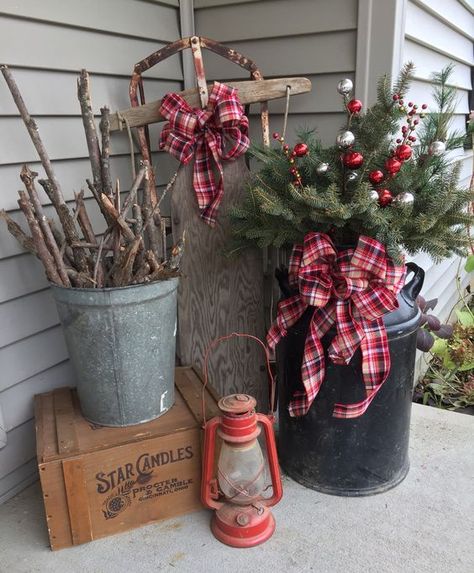 Farmhouse Christmas Front Porch, Christmas Front Porch Decor Ideas, Holiday Front Porch, Christmas Front Porch Decor, Front Porch Decorating Ideas, Outside Christmas Decorations, Front Porch Decor Ideas, Christmas Planters, Front Porch Christmas Decor Ideas