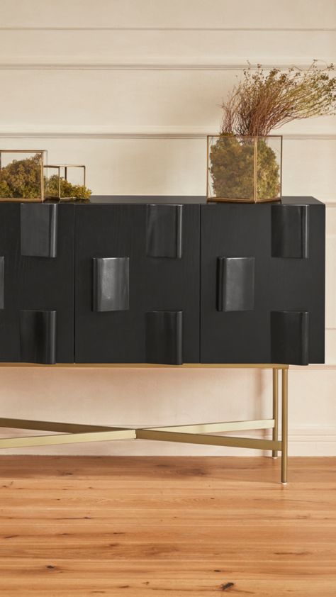 Das Sideboard entwickelt sich zu einem echten It-Piece und ist sowohl als Kommode im Esszimmer, als auch im Wohnzimmer ein Hingucker. Ein Sideboard bietet Stauraum und ist perfekt, um deine Wohnaccessoires zur Geltung zu bringen. Entdecke Sideboards und shoppe deine Kommode passend zu deinem Einrichtungsstil. Außerdem findest du auf unseren Boards Einrichtungsideen und Wohnzimmer Ideen für große und kleine Wohnungen. Lass dich inspirieren #baur #sideboard #wohnzimmer #einrichtung Credenza, Sideboard, Furniture, Home Decor, Home Décor