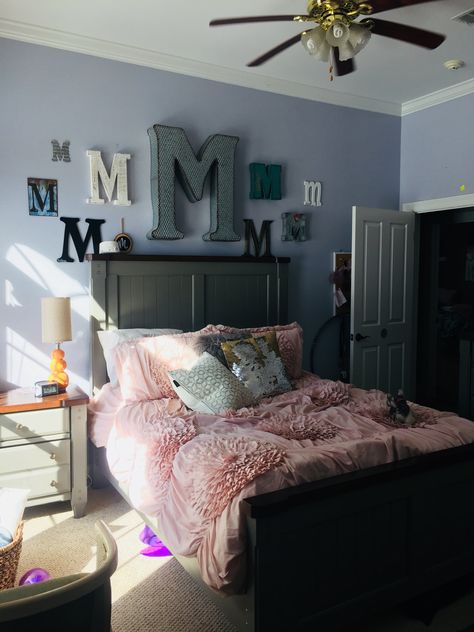 Mom Bedroom Ideas, Montessori Lifestyle, Glam Bedrooms, Mom Bedroom, Cottage House Interior, Glam Bedroom Decor, Dream Bedrooms, Room Organization Bedroom, Shared Girls Bedroom