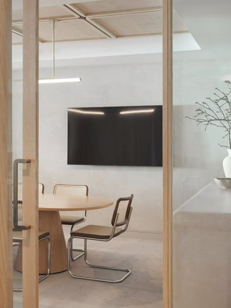 Clarke & Humel Office — Squillace Muji Office Design, Google Office Design Workspaces, Earth Tone Office Design, White Wood Office, Wood Panel Office, Earth Tone Office, Cool Office Meeting Room, Office Coworking Table, Modern Law Office