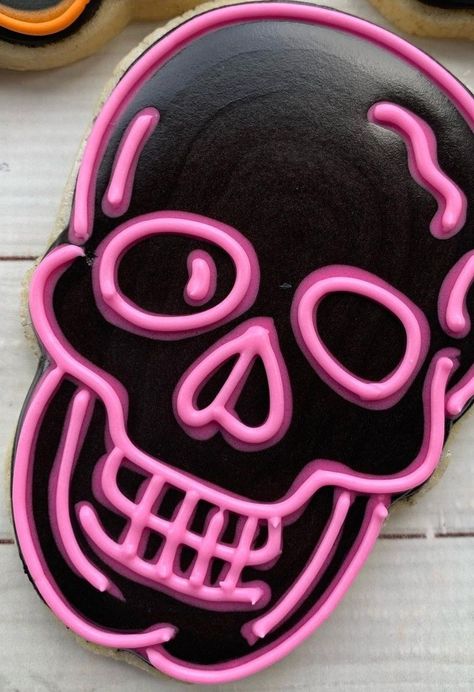 Skeleton Cookies Royal Icing, Halloween Cupcakes Decoration Scary, Halloween Cat Cookies Royal Icing, Skull Sugar Cookies Decorated, Horror Cookies Decorated, Spooky Halloween Cookies Decorated, Skull Cookies Royal Icing, Spooky Sugar Cookies, Sugar Skull Cookies Decorated