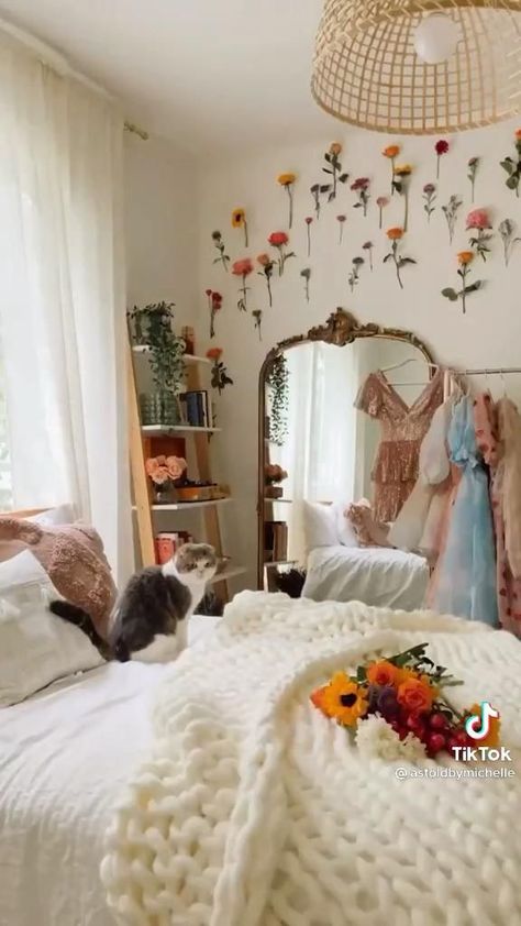 Room Ideas Flower Aesthetic, Gold Mirror Decor Ideas, Wildflower Bedroom Aesthetic, Floral Aesthetic Bedroom, Cottage Core Dorm Room Ideas, Colorful Room Decor Bedroom, Flower Bedroom Ideas, Room Ideas Floral, Flower Themed Room