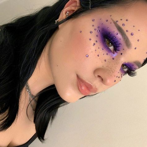 Purple Carnival Makeup, Space Themed Makeup Simple, Purple Makeup Halloween, Purple Rave Makeup, Purple Fairy Makeup, Look Euphoria, Crystal Makeup, Carnival Makeup, Purple Eye Makeup