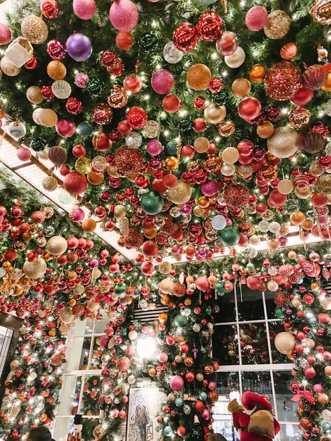 Ornament Ceiling Christmas, Department Store Christmas Decorations, Christmas Shop Ideas, Christmas Store Decoration, Christmas Store Decor, Christmas Restaurant Decorations, Christmas Ceiling Decor, Christmas Decoration Store, Christmas Decorations Ceiling