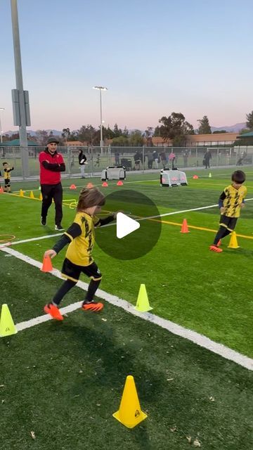 U6 Soccer Practice For Kids, Toddler Soccer Drills, U7 Soccer Drills, Stretches For Kids, Football Coaching Drills, Soccer Academy, Entrainement Football, Pe Lessons, Soccer Workouts