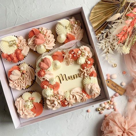 Sadia Waqas Mohammed on Instagram: "💎 MOTHERS DAY BENTO BOX 💎 The new trend?! Introducing this fabulous and luxurious bento gift box for your lovely mums, nans, grans.. 4” square american buttercream bento cake with 5 matching cupcakes - in a luxury box - with a clear lid. Tied in a satin ribbon and some dried florals. Finished with a beautifully engraved ‘happy mothers day’ tag 🤩 Choose from the following flavours Vanilla - Strawb Jam filling Lemon - Curd filling Coconut - Rasp Jam fil Square Bento Cake Design, Bento Cake For Mothers Birthday, Mother’s Day Bento Cake With Cupcakes, Cake Bento Box Ideas, Square Bento Cake, Happy Mothers Day Cakes Ideas, Bento Box Cake With Cupcakes, Bento Cake And Cupcakes Design, Bento Cake With Cupcakes Set