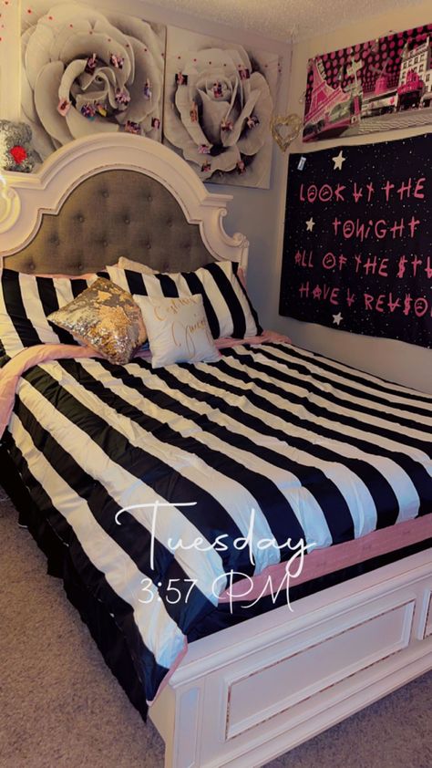 Juicy couture Juicy Couture Bedroom Ideas, Juicy Couture Bedding Set, Juicy Couture Bed Set, Juicy Couture Bedroom, Juicy Couture Room, Juicy Couture Bedding, Paris Themed Bedroom, Y2k Bedroom, Kitty Room