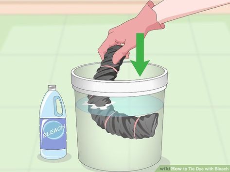 How to Tie Dye with Bleach: 15 Steps (with Pictures) - wikiHow Ways To Tie Dye, Tie Dye With Bleach, Tie Dye Steps, Diy Tie Dye Techniques, Clorox Bleach, Hot Dog Bar, Tie Dye Crafts, Dark Clothes, Spiral Tie Dye