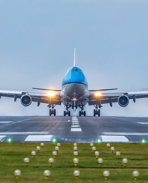 A Boeing 747 perfectly [c]--- ✈️ #2/2 Jets Privés De Luxe, Jet Privé, Private Planes, Plane Flight, Boeing 747 400, Klm Royal Dutch Airlines, Airplane Wallpaper, Jumbo Jet, Airplane Flying