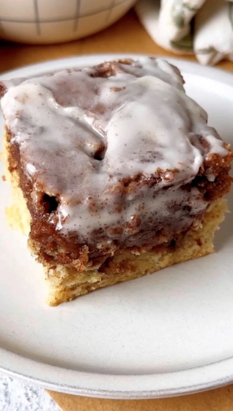 banana crumb Banana Crumb Cake, Banana Coffee Cakes, Coffee Cake Recipes Easy, Banana Bars, Powder Sugar, Cinnamon Cake, Banana Cake Recipe, Cinnamon Roll Cake, Cinnamon Butter