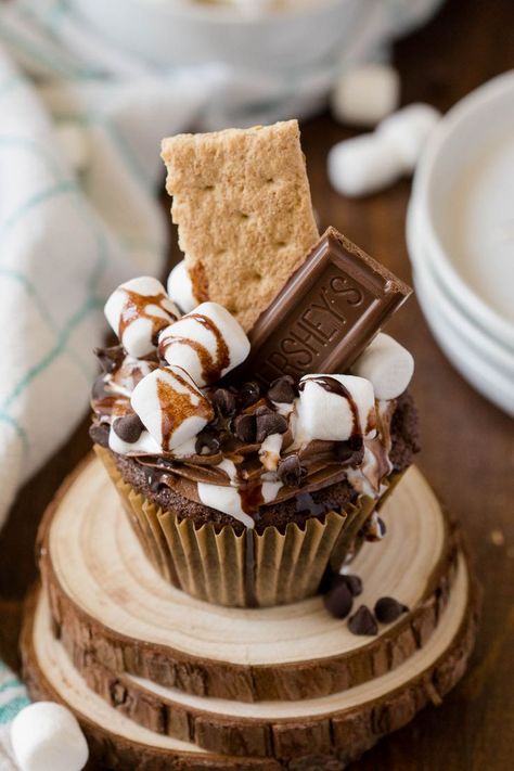 A s'mores cupcakes on a wooden stand. S Mores Cupcakes, Smores Cupcakes, Cupcake Cake Designs, Gourmet Cupcakes, Fall Cakes, Cupcake Flavors, Cupcakes Recipe, Yummy Cupcakes, Easy Baking Recipes